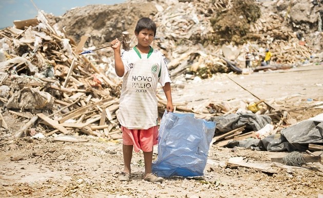 Kleiner Müllsammler in Ecuador / Jugend Eine Welt / Hageneder