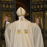 Eröffnung des Heiligen Jahres der Barmherzigkeit durch Papst Franziskus am 8. Dezember 2015 im Vatikan. Bild: Papst Franziskus öffnet die Heilige Pforte im Petersdom.