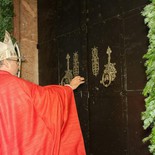 Bischof Wilhelm Krautwaschl eröffnet die Pforte der Barmherzigkeit in Mariazell