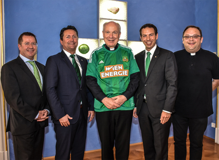 Kardinal Schönborn mit Vertretern von Rapid Wien und Seelsorger Pelczar