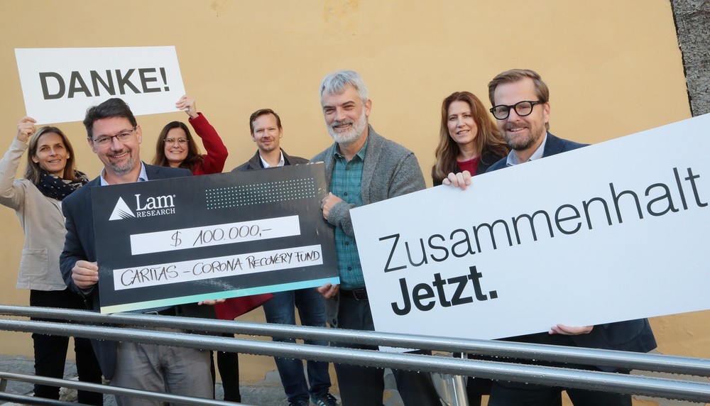 LAM-Research unterst?tzt die Caritas / Dietmar Wajand Caritas-GF Ernst Sandriesser, Caritas-GFin Marion Fercher und Roberta Striedinger (Caritas Fundraising) mit Vertretern von LAM-Research