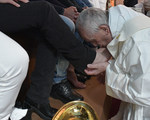 Papst Franziskus wäscht am 13. April 2017  in der Justizanstalt von Paliano, 60 Kilometer südwestlich von Rom, zwölf Gefangenen  aus Italien, Argentinien und Albanien die Füße.