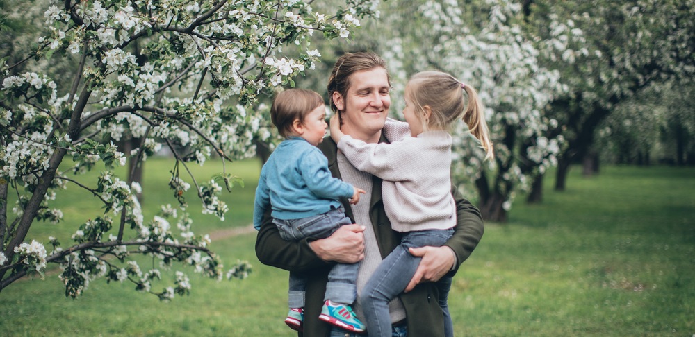Vater mit zwei Kindern im Arm / pexels.com / Elina Fairytale Vater mit zwei Kindern im Arm
