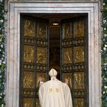 Eröffnung des Heiligen Jahres der Barmherzigkeit durch Papst Franziskus am 8. Dezember 2015 im Vatikan. Bild: Papst Franziskus öffnet die Heilige Pforte im Petersdom.