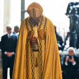 Eröffnung des Heiligen Jahres der Barmherzigkeit durch Papst Franziskus am 8. Dezember 2015 im Vatikan. Bild: Papst Franziskus betet nach der Öffnung der Heiligen Pforte im Petersdom.