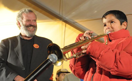Georg Sporschill mit einem jungen Trompeter aus dem Concordia-Projekt / kathbild.at