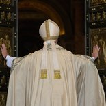 Eröffnung des Heiligen Jahres der Barmherzigkeit durch Papst Franziskus am 8. Dezember 2015 im Vatikan. Bild: Papst Franziskus öffnet die Heilige Pforte im Petersdom.