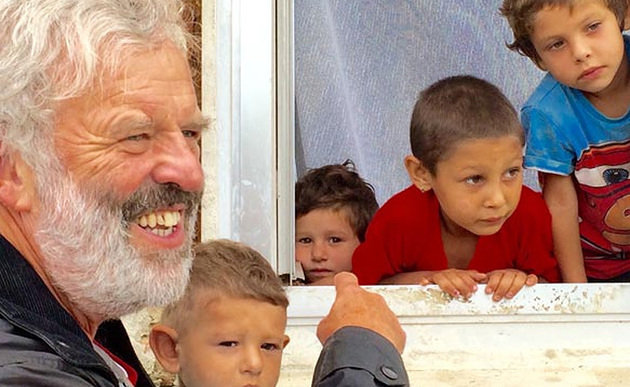 P. Georg Sporschill SJ mit Kindern des Eliah-Projekts / www.eliah.ro