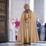 Eröffnung des Heiligen Jahres der Barmherzigkeit durch Papst Franziskus am 8. Dezember 2015 im Vatikan. Bild: Papst Franziskus öffnet die Heilige Pforte im Petersdom.