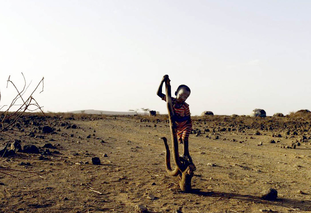 Afrikanisches Kind in trockener Landschaft / Caritas