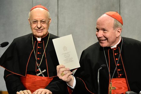 Vorstellung von 'Amoris Laetitia' / Copyright 2016, KNA. Alle Rechte vorbehalten, Cristian Gennari Vorstellung des nachsynodalen Schreiben von Papst Franziskus über Ehe und Familie 'Amoris Laetitia', 'Freude der Liebe', am 8. April 2016 im Vatikan. Bild: Kardinal Lorenzo Baldisseri (l.), Generalsekretär der Bischofssynode, und der Wiener Kardinal