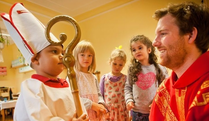 Nikolaus mit vertauschten Rollen / nikolausstiftung.at
