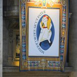 Mit einem Festgottesdienst auf dem Petersplatz in Rom eröffnet Papst Franziskus das Heilige Jahr der Barmherzigkeit im Vatikan am 8. Dezember 2015. Bild: Das Logo des Heiligen Jahres am Petersdom.