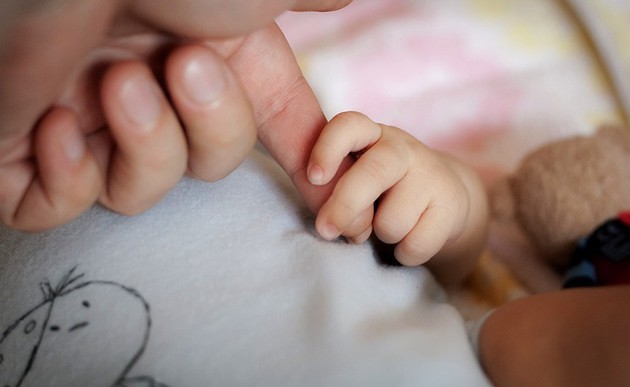 Erwachsener hält Hand eines Babys / Flickr.com / Thomas