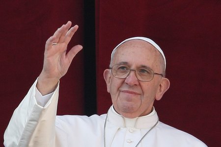 'Urbi et orbi' / © 2015 KNA, www.kna-bild.de - Nutzungsrechte vorbehalten., Paul Haring/CNS photo Papst Franziskus spendet Weihnachten den traditionellen Segen 'Urbi et orbi' (Der Stadt und dem Erdkreis) am 25. Dezember 2015 im Vatikan.