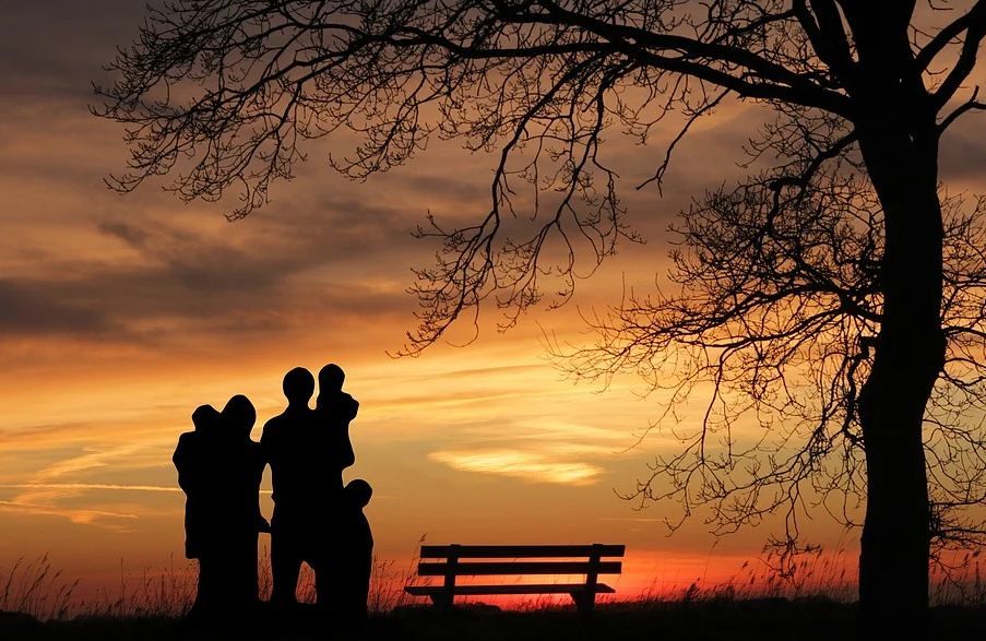 Familie in der Abenddämmerung / pixabay.com
