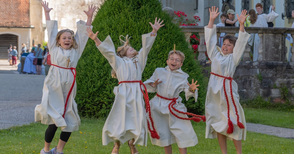Ministrant*innen aus Kirchdorf an der Krems,Ministrant*innen-Tag 2025 / Diözese Linz / Jack Haijes Rund 1.000 Ministrant*innen aus ?ber 90 Pfarrgemeinden Ober?sterreichs kamen am Samstag, 14. Juni, in das Stift St. Florian, wo der gro?e Ministrant*innen-Tag der Di?zese Linz stattfand. Veranstaltet vom Team Kinder | Katholische Jungschar, verwandel