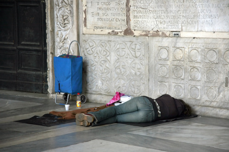 Obdachlos / www.BilderBox.com Obdachlos [ NUR FUER REDAKTIONELLE VERWENDUNG! NO MODEL-RELEASE! NUR POSITIVE TEXTE! (c) www.BilderBox.com, Erwin Wodicka, Siedlerzeile 3, A-4062 Thening, Tel. + 43 676 5103678.Verwendung nur gegen HONORAR, BELEG, URHEBERVERMERK nach AGBs auf bilderb