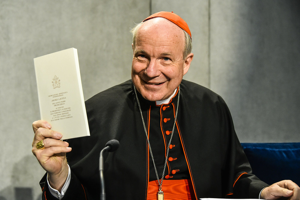 Vorstellung von 'Amoris Laetitia' / Copyright 2016, KNA GmbH, www.kna.de, All Rights Reserved, Cristian Gennari Kardinal Christoph Schönborn, Erzbischof von Wien, während der Vorstellung des nachsynodalen Schreibens von Papst Franziskus zu Ehe und Familie 'Amoris laetitia', 'Freude der Liebe', am 8. April 2016 im Vatikan. Er hält eine italienische Ausgabe des
