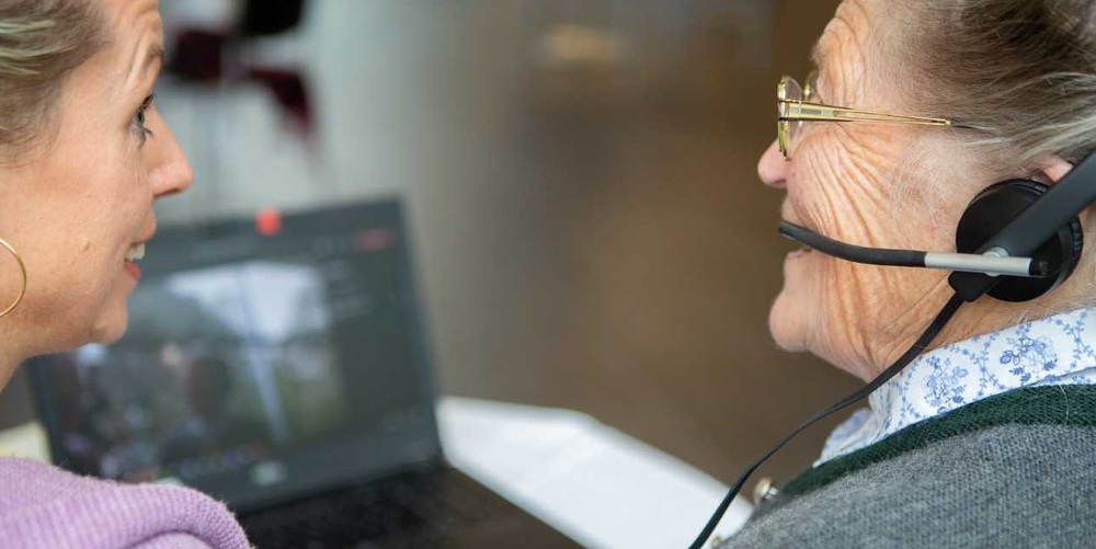 Seniorin mit Begleiterin vor dem Computer / SelbA OÖ