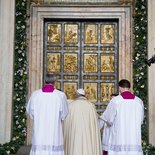 Eröffnung des Heiligen Jahres der Barmherzigkeit durch Papst Franziskus am 8. Dezember 2015 im Vatikan. Bild: Papst Franziskus öffnet die Heilige Pforte im Petersdom.