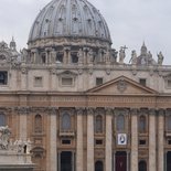 Mit einem Festgottesdienst auf dem Petersplatz in Rom eröffnet Papst Franziskus das Heilige Jahr der Barmherzigkeit im Vatikan am 8. Dezember 2015. Bild: Blick auf den Petersdom.