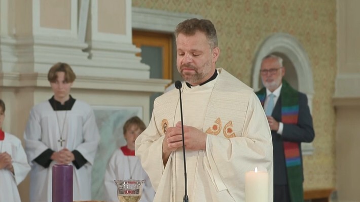 Pater Bernhard Pesendorfer / ORF / Pfarre St. Vinzenz Nach Amoklauf: Bewegender Gedenkgottesdienst in Grazer Pfarre