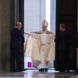 Eröffnung des Heiligen Jahres der Barmherzigkeit durch Papst Franziskus am 8. Dezember 2015 im Vatikan. Bild: Papst Franziskus öffnet die Heilige Pforte im Petersdom.
